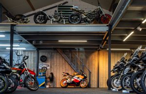 Showroom van Jan Hofland Motor Service & Verkoop